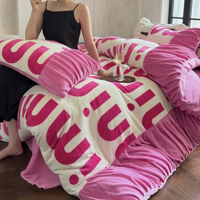 91家纺网 家纺一手货源 找家纺 艾米家居 2025新款秋冬牛奶绒印花皱皱系列四件套提供买家秀 minmin粉