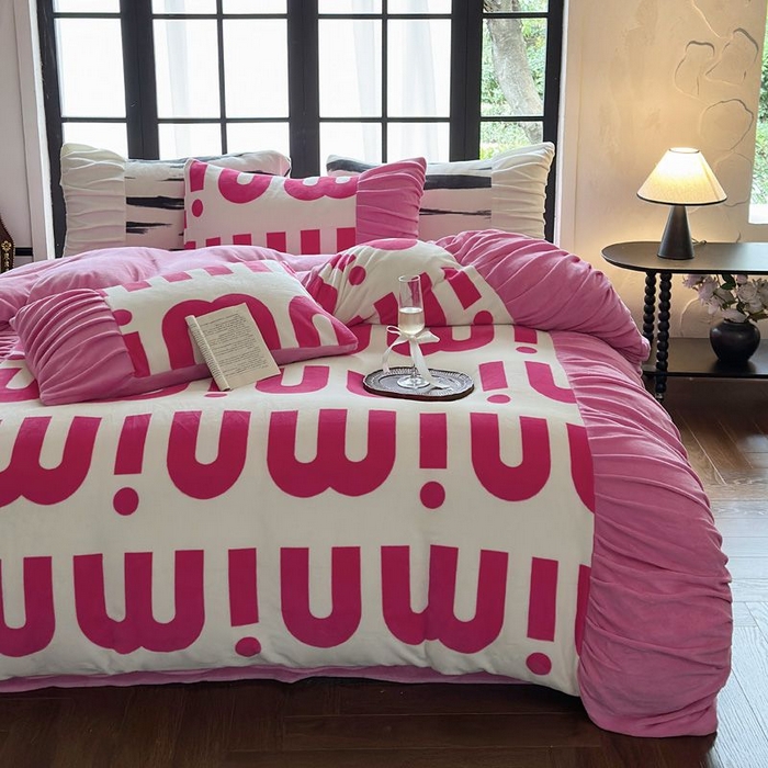 91家纺网 家纺一手货源 找家纺 艾米家居 2025新款秋冬牛奶绒印花皱皱系列四件套提供买家秀 minmin粉