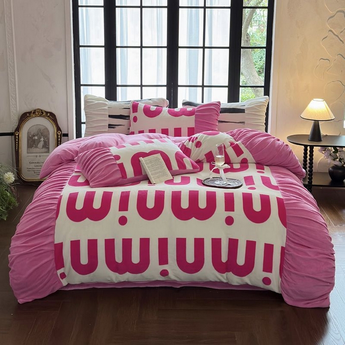 91家纺网 家纺一手货源 找家纺 艾米家居 2025新款秋冬牛奶绒印花皱皱系列四件套提供买家秀 minmin粉