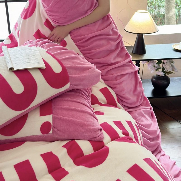 91家纺网 家纺一手货源 找家纺 艾米家居 2025新款秋冬牛奶绒印花皱皱系列四件套提供买家秀 minmin粉