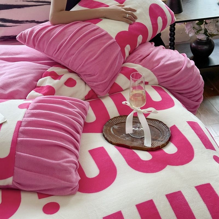 91家纺网 家纺一手货源 找家纺 艾米家居 2025新款秋冬牛奶绒印花皱皱系列四件套提供买家秀 minmin粉