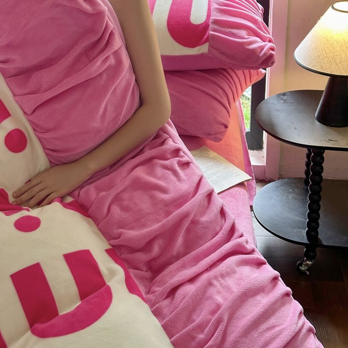 91家纺网 家纺一手货源 找家纺 艾米家居 2025新款秋冬牛奶绒印花皱皱系列四件套提供买家秀 minmin粉