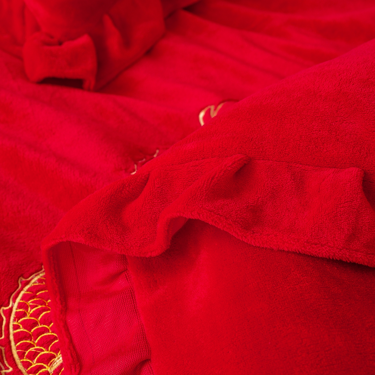 91家纺网 家纺一手货源 找家纺 银石 2025新款230克全消光牛奶绒婚庆大红高克重四件套 龙凤呈祥