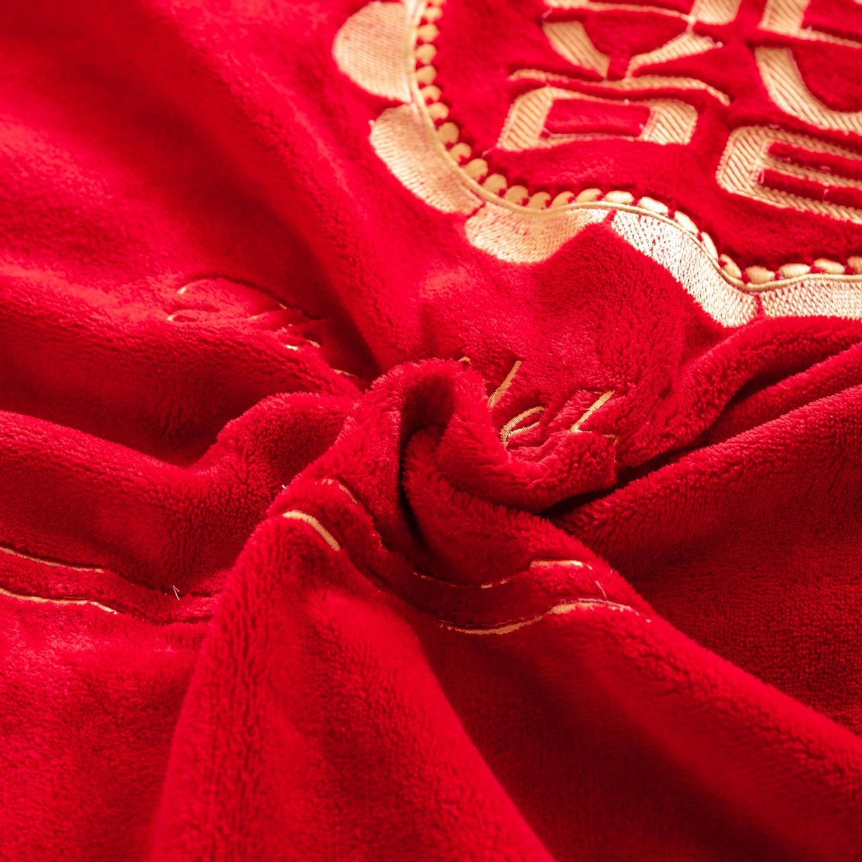 91家纺网 家纺一手货源 找家纺 银石 2025新款230克全消光牛奶绒婚庆大红高克重四件套 喜结良缘