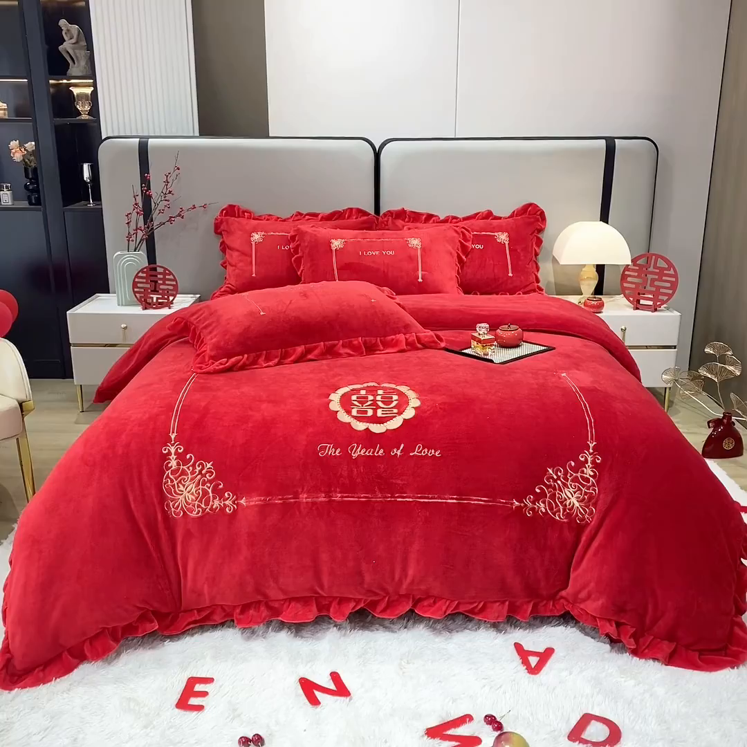 91家纺网 家纺一手货源 找家纺 银石 2025新款230克全消光牛奶绒婚庆大红高克重四件套 喜结良缘