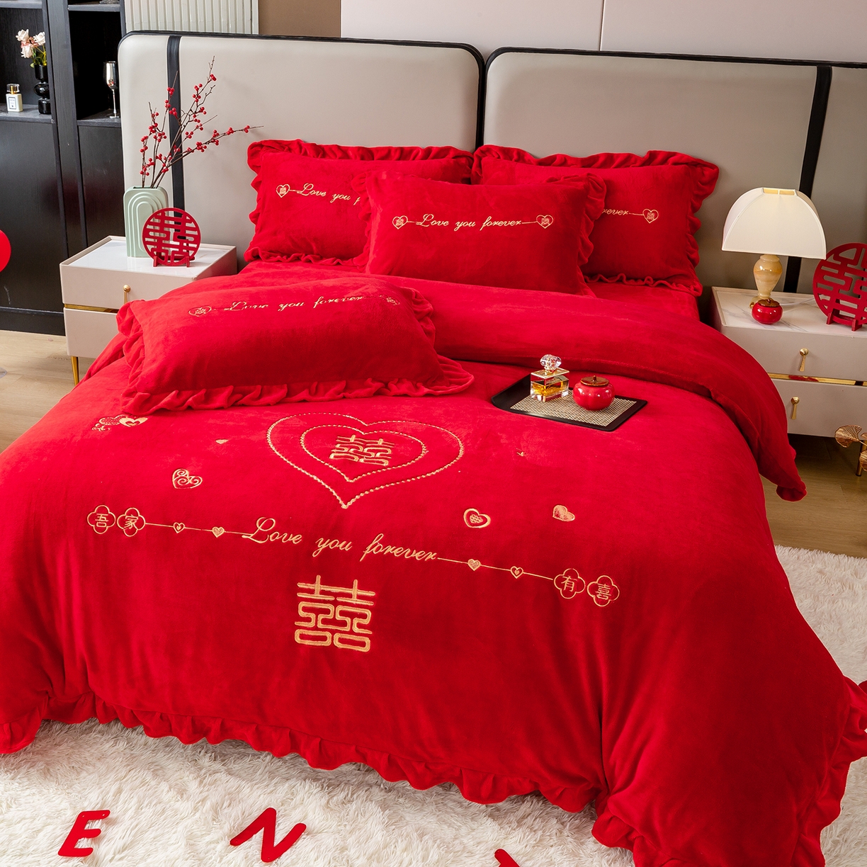 91家纺网 家纺一手货源 找家纺 银石 2025新款230克全消光牛奶绒婚庆大红高克重四件套 心心相印