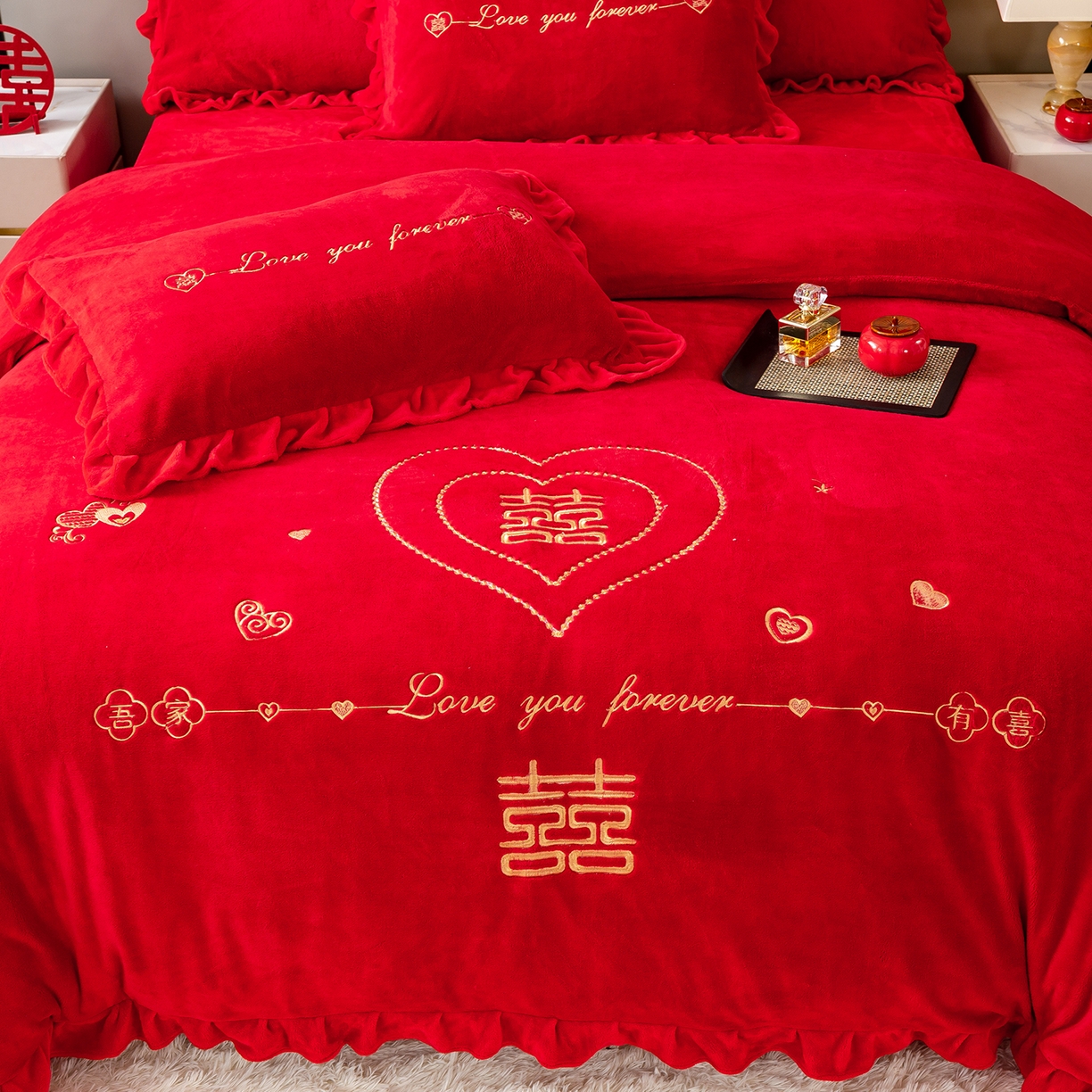 91家纺网 家纺一手货源 找家纺 银石 2025新款230克全消光牛奶绒婚庆大红高克重四件套 心心相印