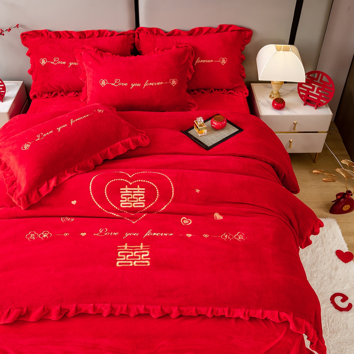 91家纺网 家纺一手货源 找家纺 银石 2025新款230克全消光牛奶绒婚庆大红高克重四件套 心心相印