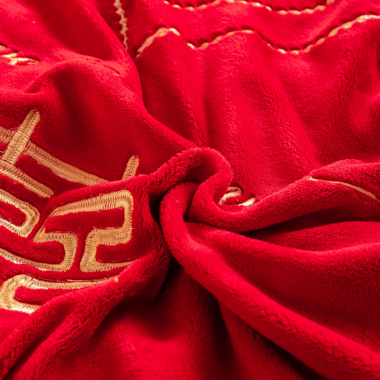 91家纺网 家纺一手货源 找家纺 银石 2025新款230克全消光牛奶绒婚庆大红高克重四件套 心心相印