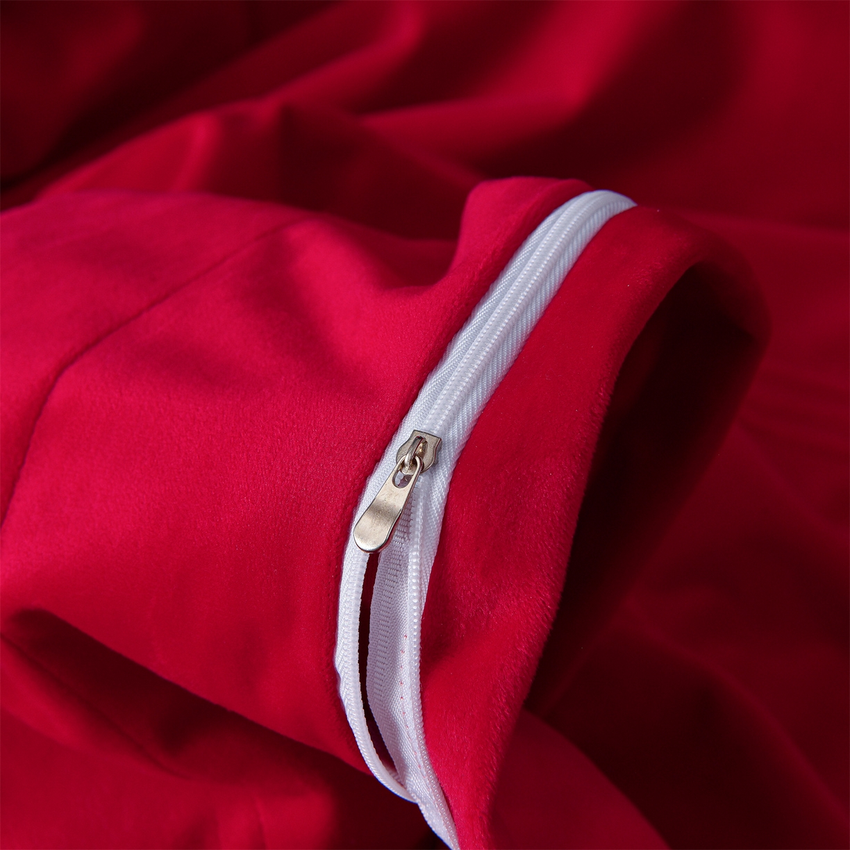 91家纺网 家纺一手货源 找家纺 笙意家纺 2025新款A类加厚牛奶绒埋线烂花款四件套-奈斯系列 奈斯-奢享红