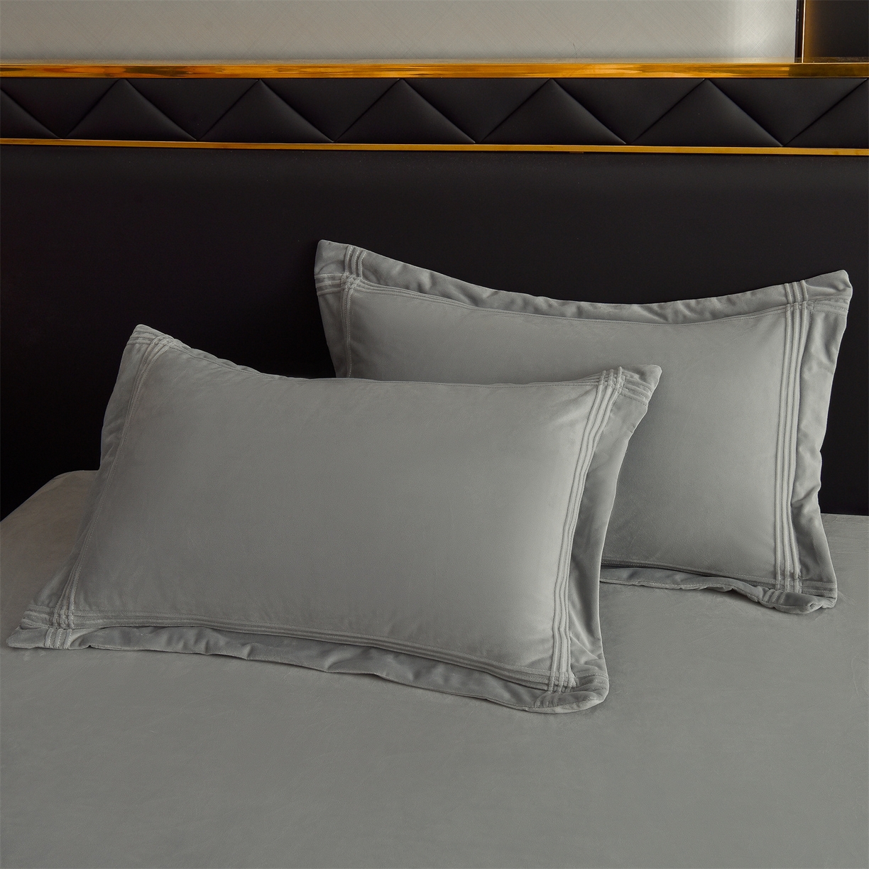 91家纺网 家纺一手货源 找家纺 笙意家纺 2025新款A类加厚牛奶绒埋线烂花款四件套-奈斯系列 奈斯-石墨灰