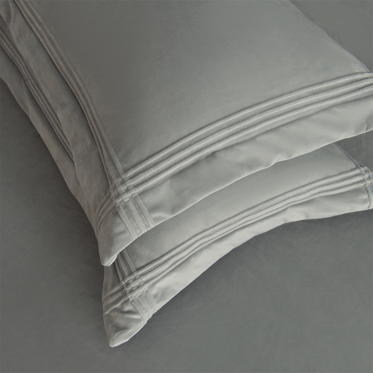 91家纺网 家纺一手货源 找家纺 笙意家纺 2025新款A类加厚牛奶绒埋线烂花款四件套-奈斯系列 奈斯-石墨灰