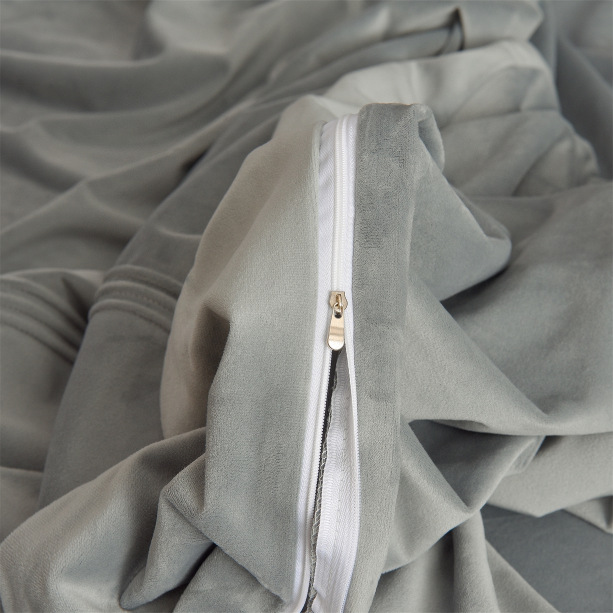 91家纺网 家纺一手货源 找家纺 笙意家纺 2025新款A类加厚牛奶绒埋线烂花款四件套-奈斯系列 奈斯-石墨灰