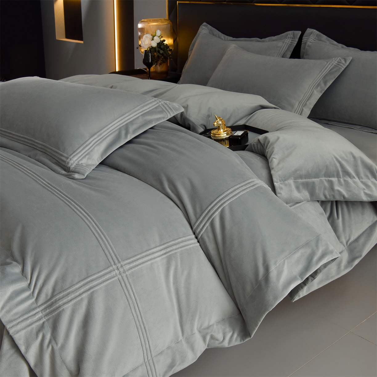 91家纺网 家纺一手货源 找家纺 笙意家纺 2025新款A类加厚牛奶绒埋线烂花款四件套-奈斯系列 奈斯-石墨灰