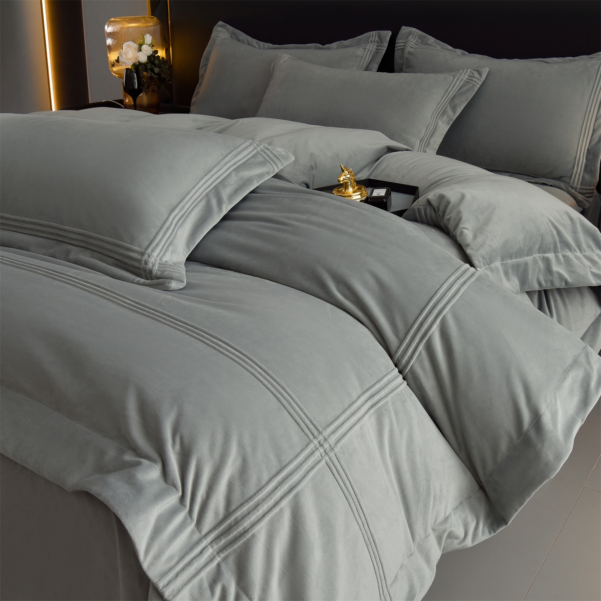 91家纺网 家纺一手货源 找家纺 笙意家纺 2025新款A类加厚牛奶绒埋线烂花款四件套-奈斯系列 奈斯-石墨灰