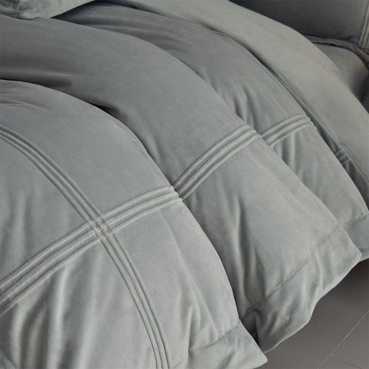 91家纺网 家纺一手货源 找家纺 笙意家纺 2025新款A类加厚牛奶绒埋线烂花款四件套-奈斯系列 奈斯-石墨灰