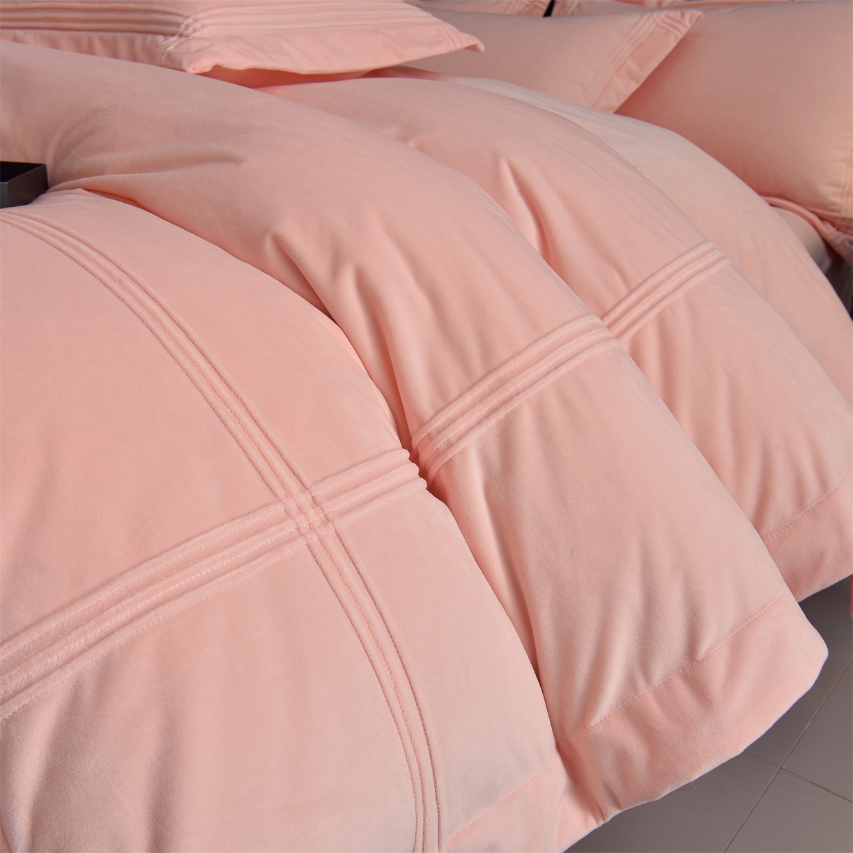 91家纺网 家纺一手货源 找家纺 笙意家纺 2025新款A类加厚牛奶绒埋线烂花款四件套-奈斯系列 奈斯-璎珞粉