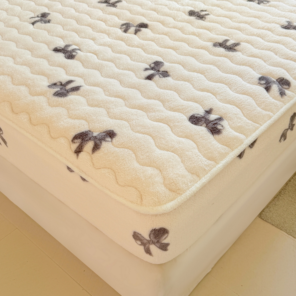 91家纺网 家纺一手货源 找家纺 （总）LIFE.丽芙 2025秋冬新款北极绒加厚夹棉单床笠款床垫子保护套牛奶绒保暖床罩子三件套