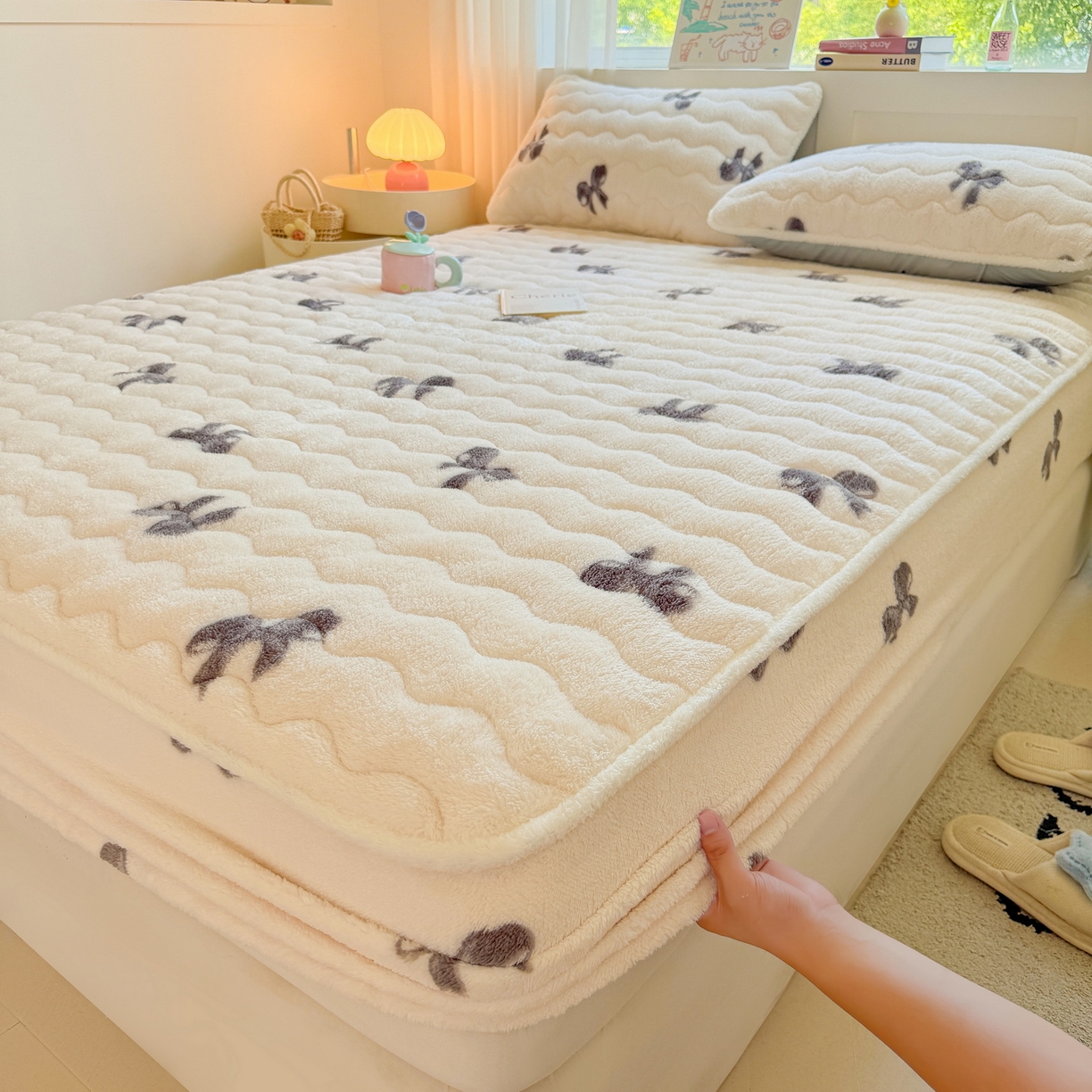 91家纺网 家纺一手货源 找家纺 （总）LIFE.丽芙 2025秋冬新款北极绒加厚夹棉单床笠款床垫子保护套牛奶绒保暖床罩子三件套