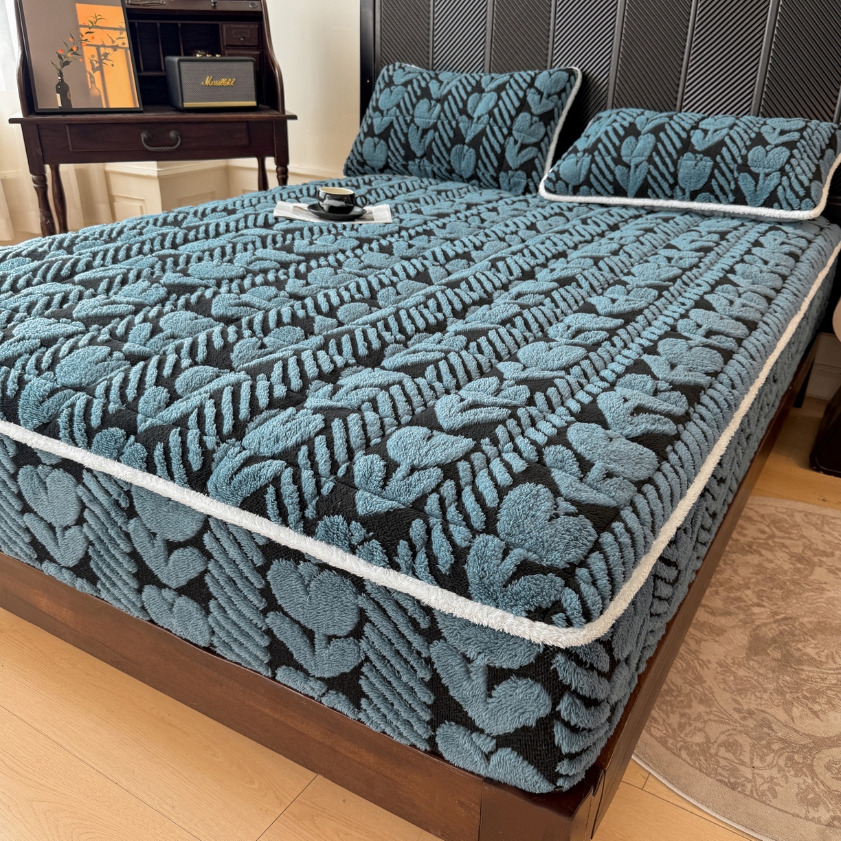 91家纺网 家纺一手货源 找家纺 （总）LIFE.丽芙 2025秋冬新款色纱提花舒棉绒加厚夹棉单床笠款床垫子保护套保暖床罩子三件套