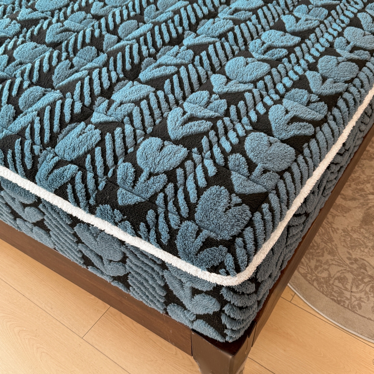 91家纺网 家纺一手货源 找家纺 （总）LIFE.丽芙 2025秋冬新款色纱提花舒棉绒加厚夹棉单床笠款床垫子保护套保暖床罩子三件套