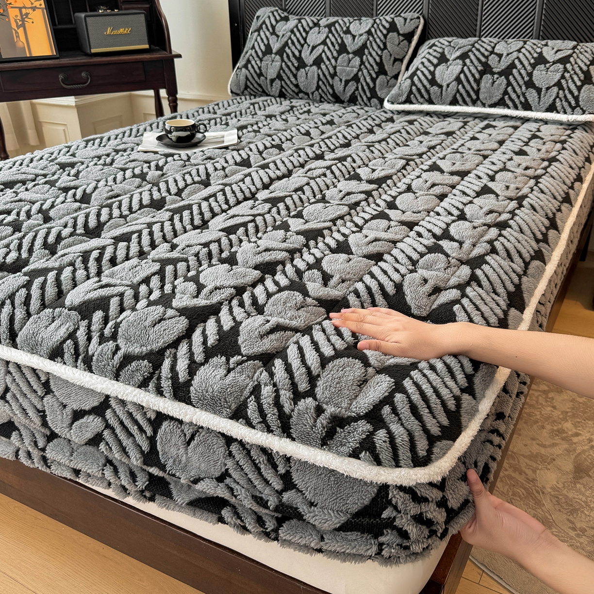 91家纺网 家纺一手货源 找家纺 LIFE.丽芙 2025秋冬新款色纱提花舒棉绒加厚夹棉单床笠款床垫子保护套保暖床罩子三件套 郁金香-灰色