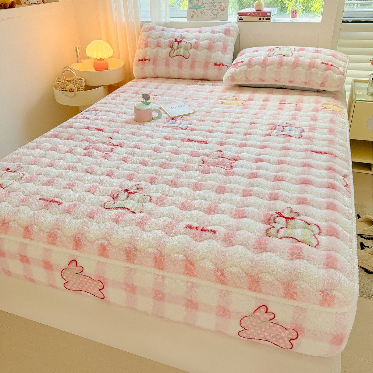 91家纺网 家纺一手货源 找家纺 LIFE.丽芙 2025秋冬新款北极绒加厚夹棉单床笠款床垫子保护套牛奶绒保暖床罩子三件套 意趣-粉