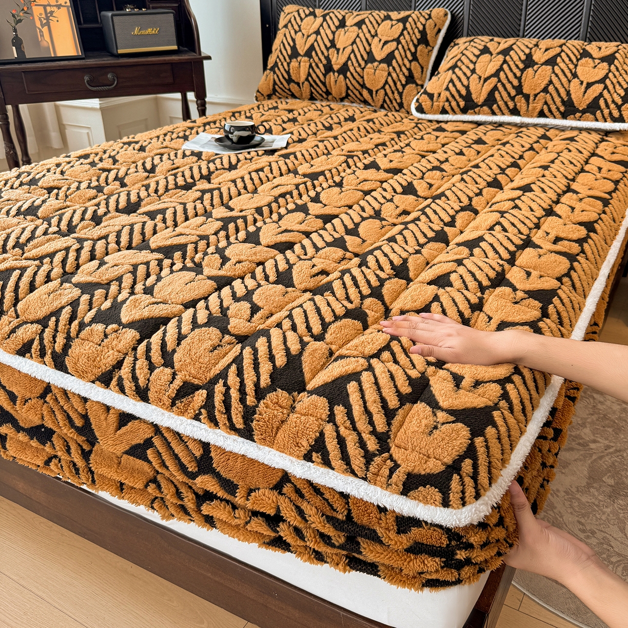 91家纺网 家纺一手货源 找家纺 LIFE.丽芙 2025秋冬新款色纱提花舒棉绒加厚夹棉单床笠款床垫子保护套保暖床罩子三件套 郁金香-黄棕