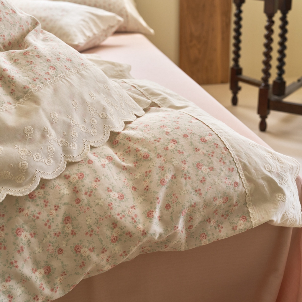 91家纺网 家纺一手货源 找家纺 洋铭区（原狠狠爱） 2025新款A类全棉蕾丝花边双层纱四件套 水粉花