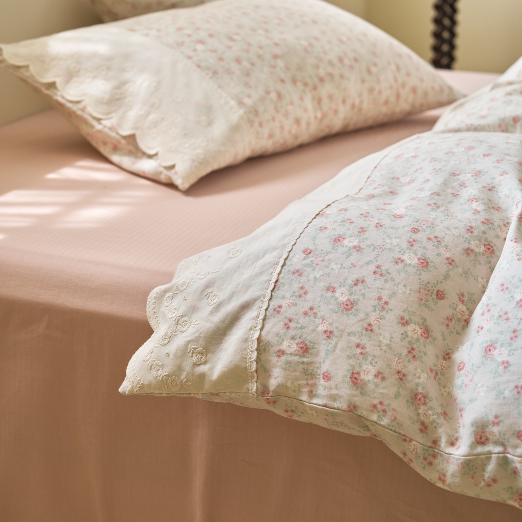 91家纺网 家纺一手货源 找家纺 洋铭区（原狠狠爱） 2025新款A类全棉蕾丝花边双层纱四件套 水粉花