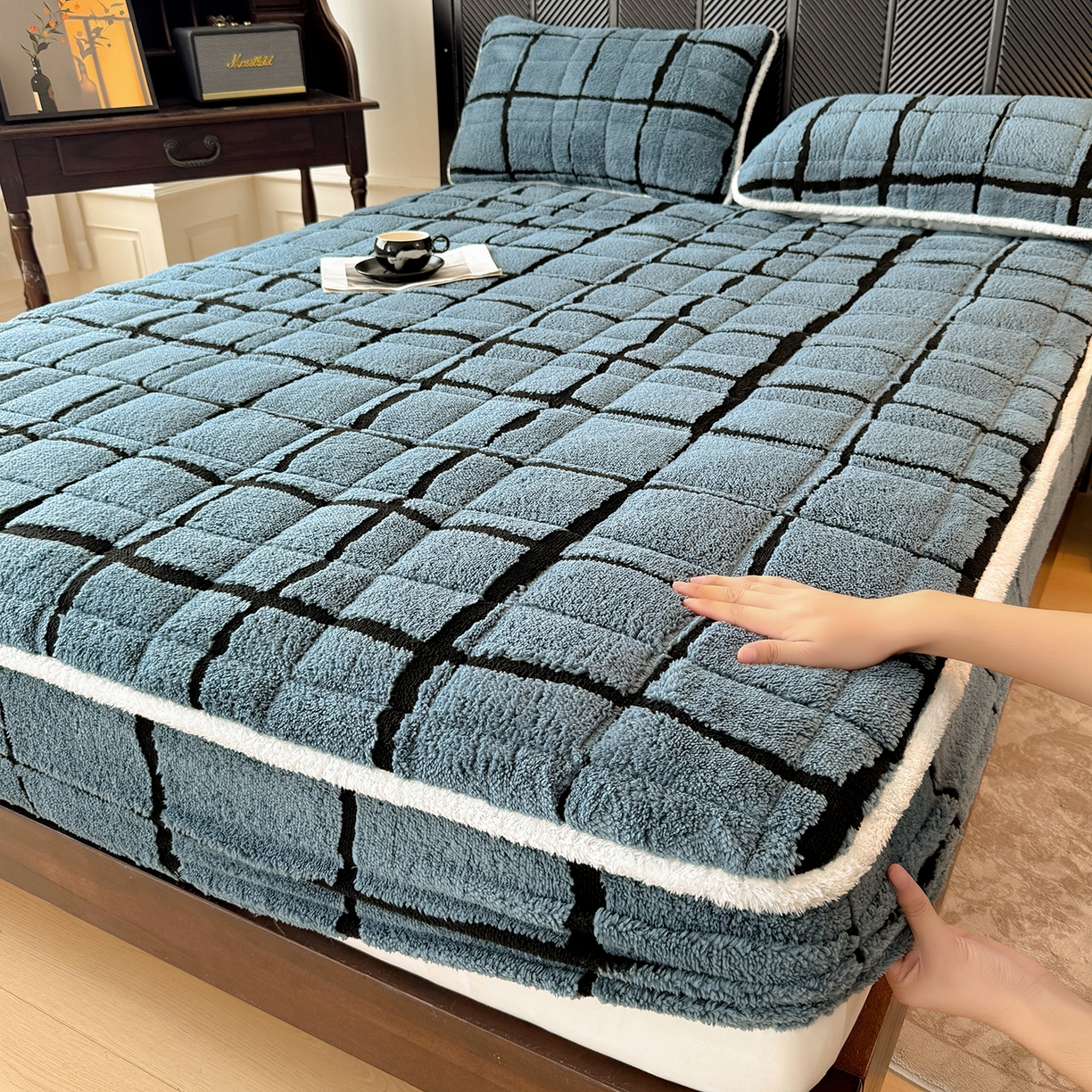 91家纺网 家纺一手货源 找家纺 （总）LIFE.丽芙 2025秋冬新款色纱提花舒棉绒加厚夹棉单床笠款床垫子保护套保暖床罩子三件套