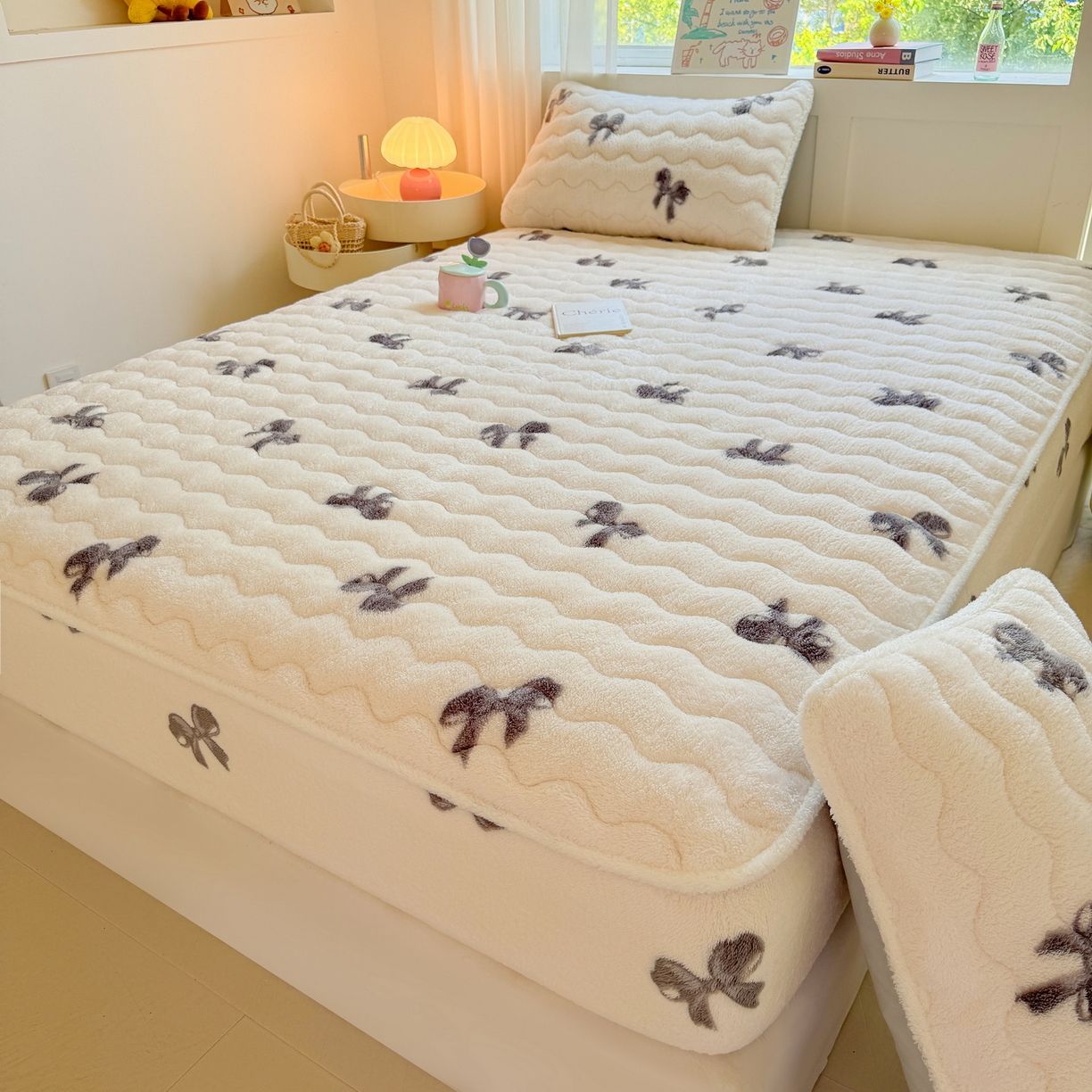 91家纺网 家纺一手货源 找家纺 LIFE.丽芙 2025秋冬新款北极绒加厚夹棉单床笠款床垫子保护套牛奶绒保暖床罩子三件套 蝶梦-黑