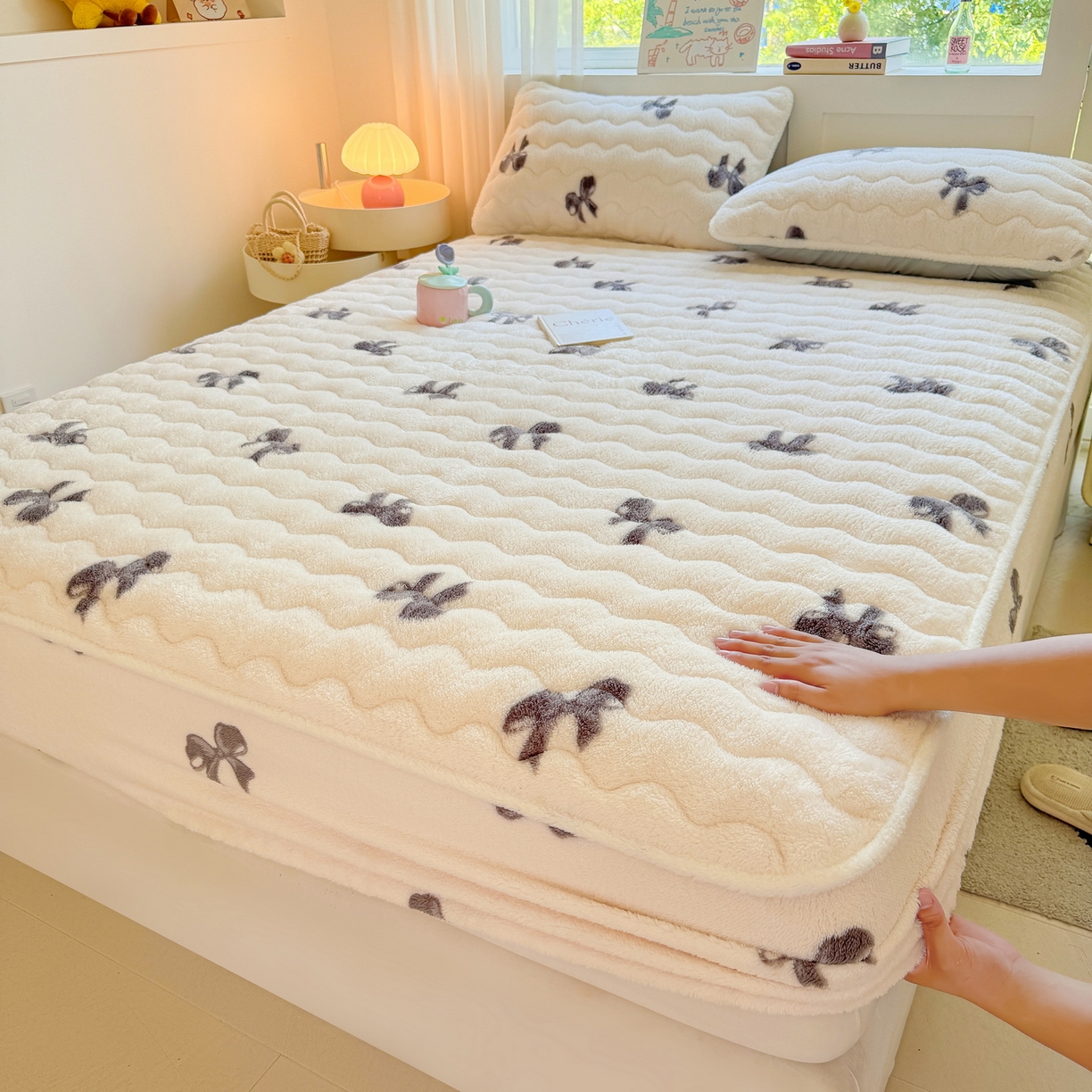 91家纺网 家纺一手货源 找家纺 LIFE.丽芙 2025秋冬新款北极绒加厚夹棉单床笠款床垫子保护套牛奶绒保暖床罩子三件套 蝶梦-黑