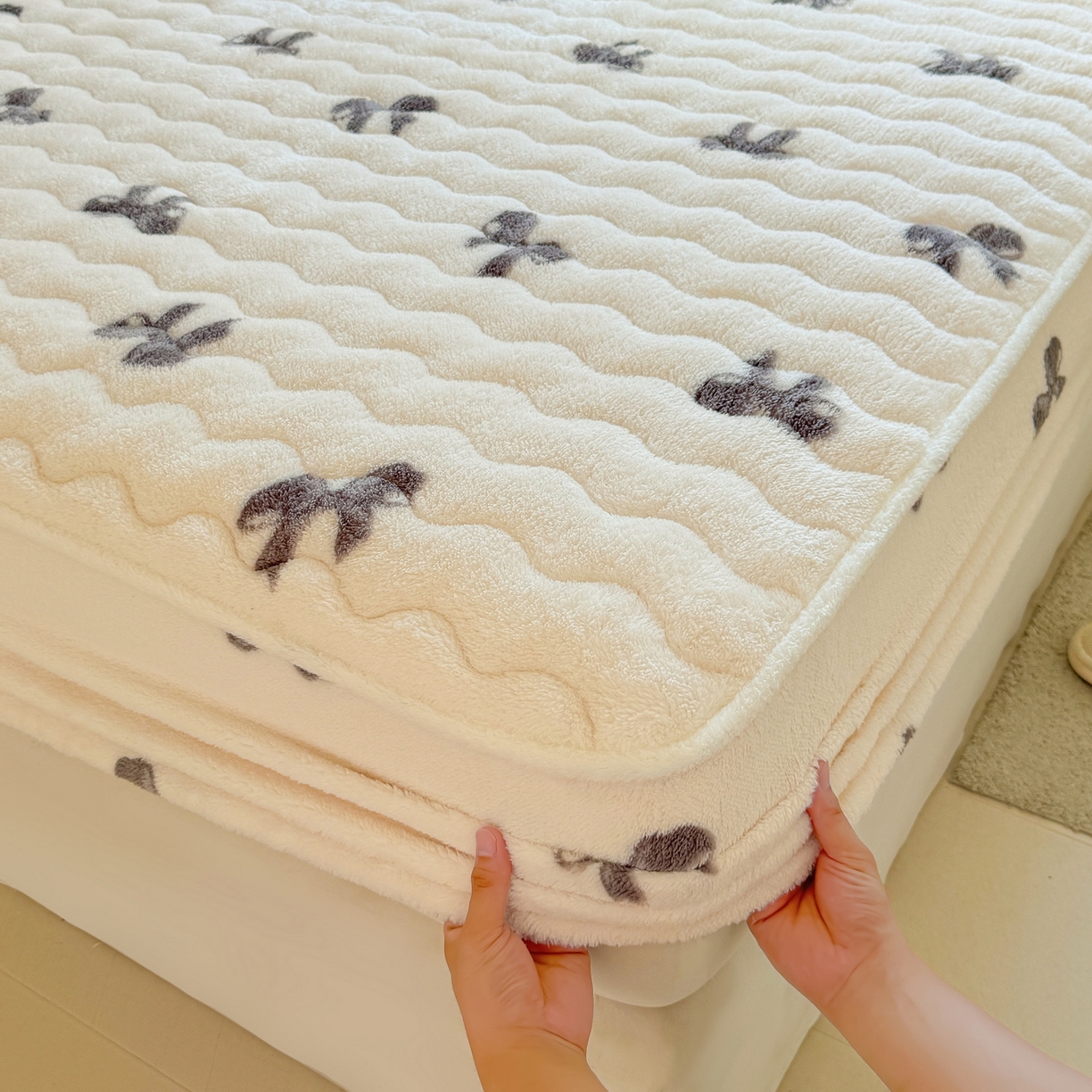 91家纺网 家纺一手货源 找家纺 LIFE.丽芙 2025秋冬新款北极绒加厚夹棉单床笠款床垫子保护套牛奶绒保暖床罩子三件套 蝶梦-黑