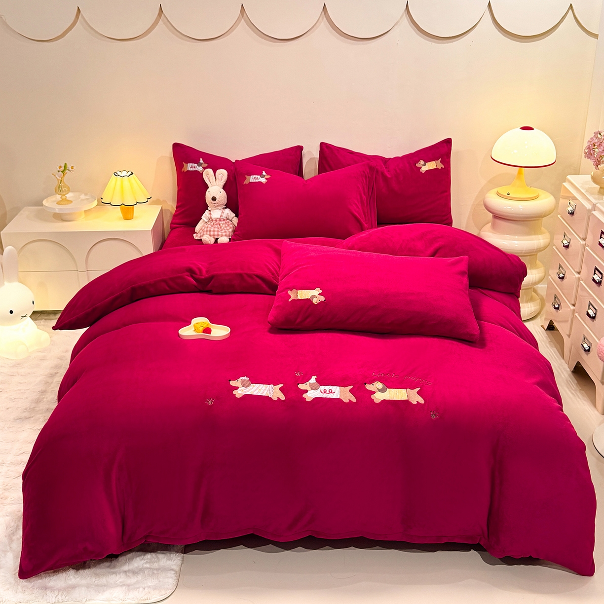 91家纺网 家纺一手货源 找家纺 （总）控价 2025新款 床盖款240克全消光A类刺绣牛奶绒四件套-腊肠狗