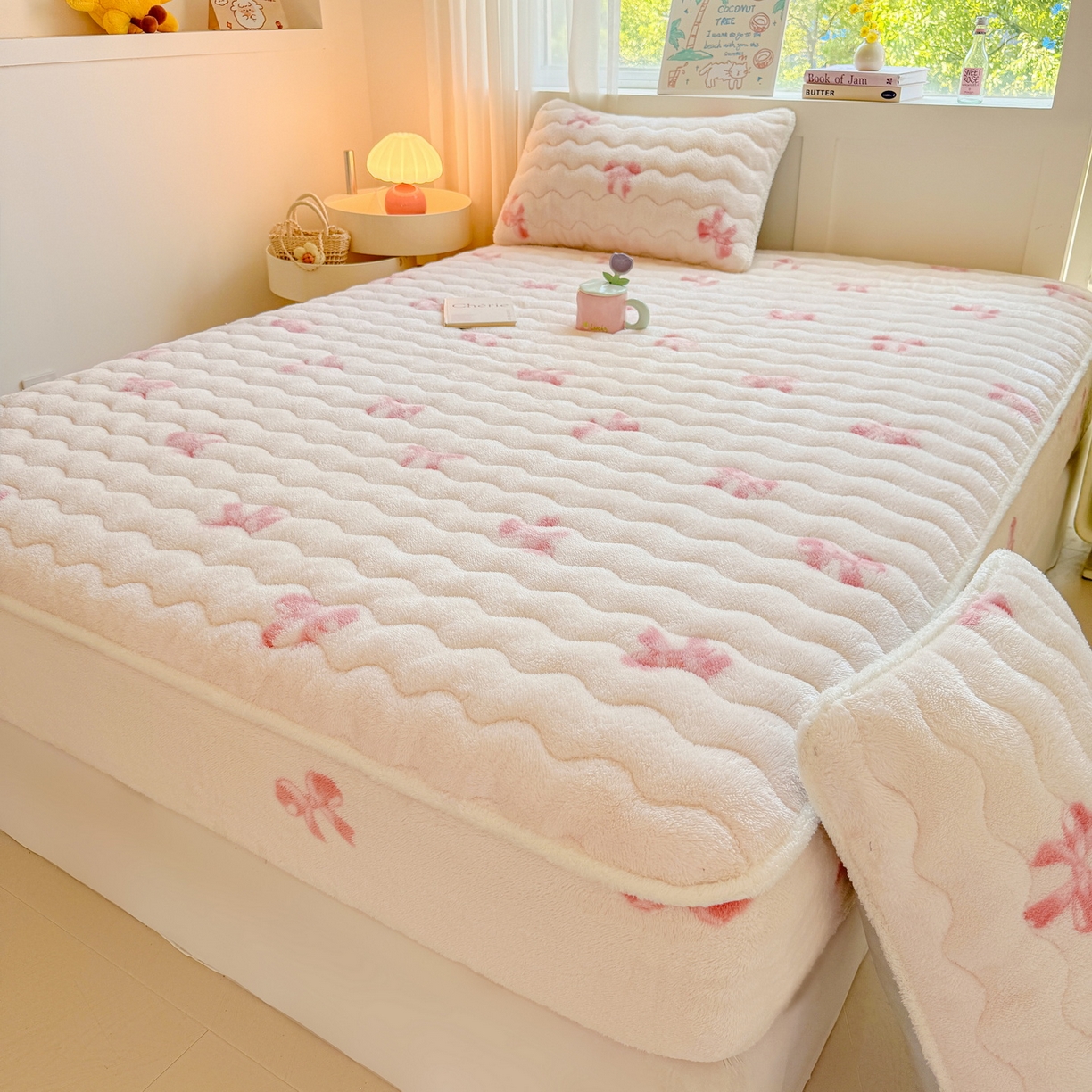 91家纺网 家纺一手货源 找家纺 LIFE.丽芙 2025秋冬新款北极绒加厚夹棉单床笠款床垫子保护套牛奶绒保暖床罩子三件套 蝶梦-粉