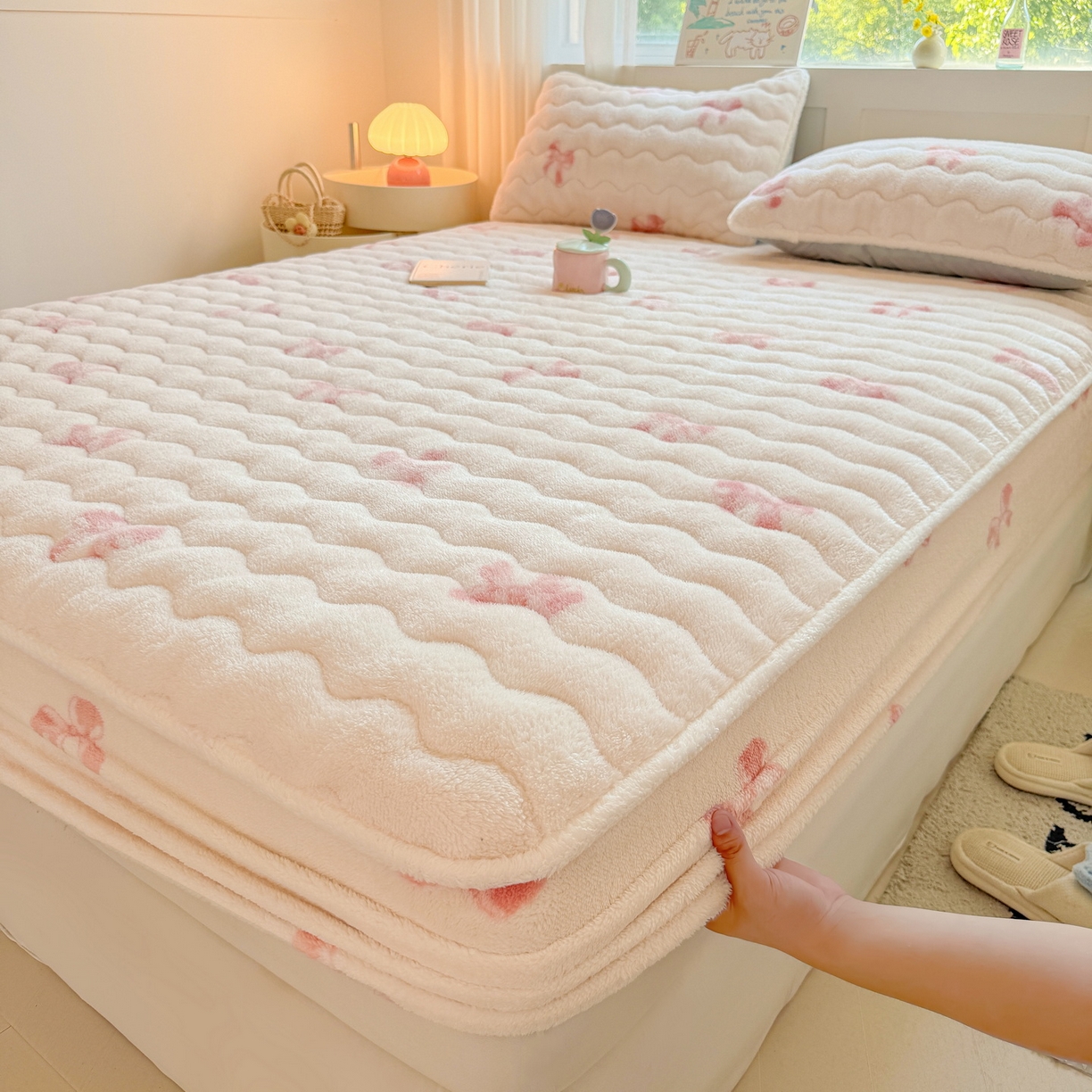 91家纺网 家纺一手货源 找家纺 LIFE.丽芙 2025秋冬新款北极绒加厚夹棉单床笠款床垫子保护套牛奶绒保暖床罩子三件套 蝶梦-粉