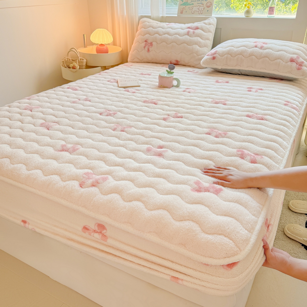 91家纺网 家纺一手货源 找家纺 LIFE.丽芙 2025秋冬新款北极绒加厚夹棉单床笠款床垫子保护套牛奶绒保暖床罩子三件套 蝶梦-粉