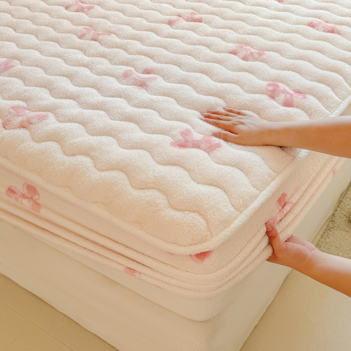 91家纺网 家纺一手货源 找家纺 LIFE.丽芙 2025秋冬新款北极绒加厚夹棉单床笠款床垫子保护套牛奶绒保暖床罩子三件套 蝶梦-粉