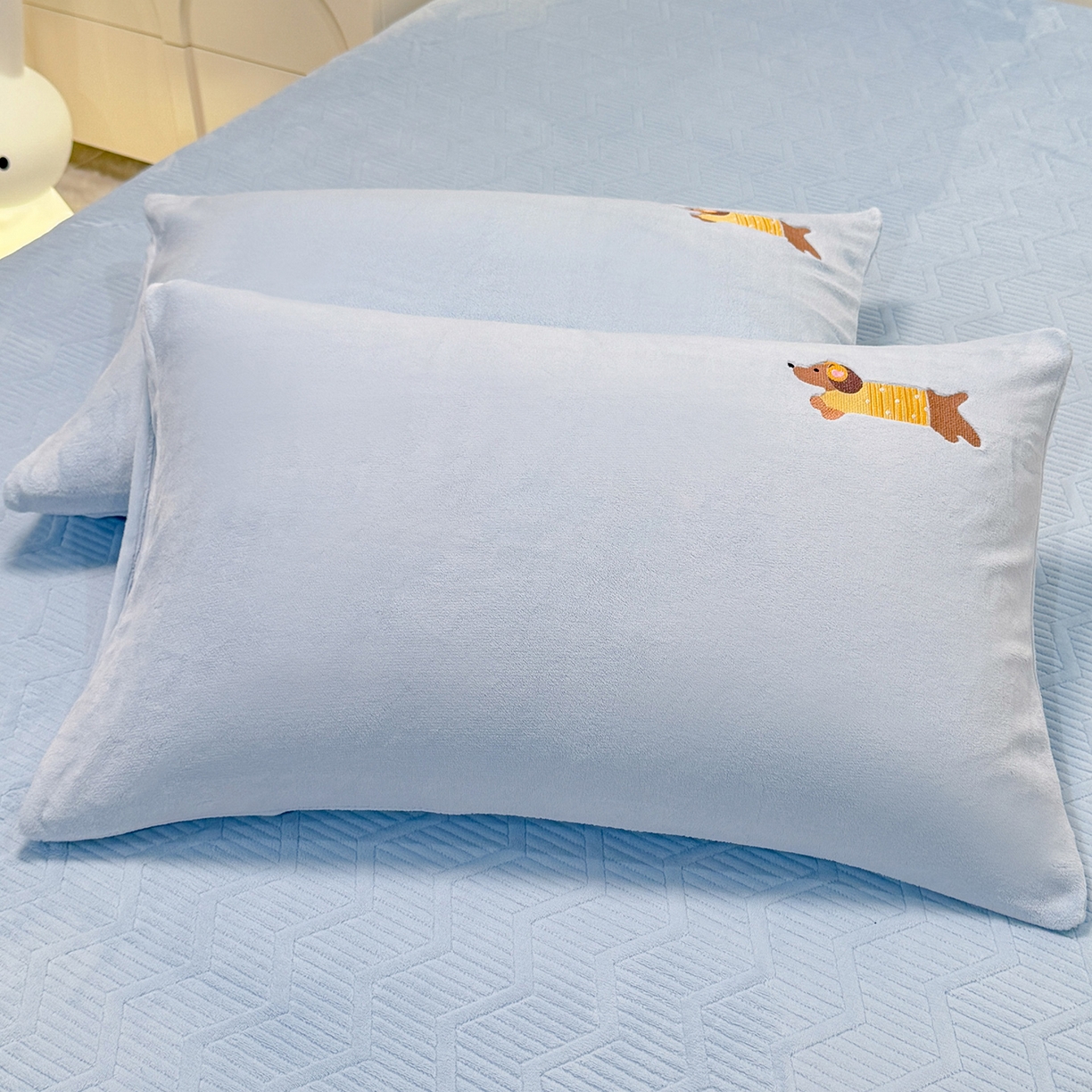 91家纺网 家纺一手货源 找家纺 新方向 2025新款全消光A类刺绣牛奶绒四件套-腊肠狗 腊肠狗-星月蓝