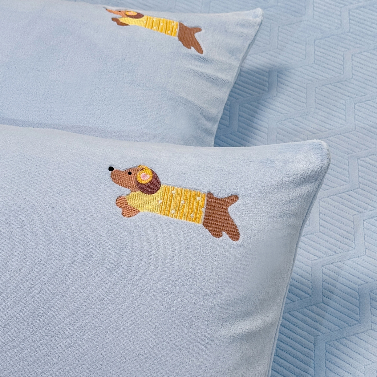 91家纺网 家纺一手货源 找家纺 新方向 2025新款全消光A类刺绣牛奶绒四件套-腊肠狗 腊肠狗-星月蓝