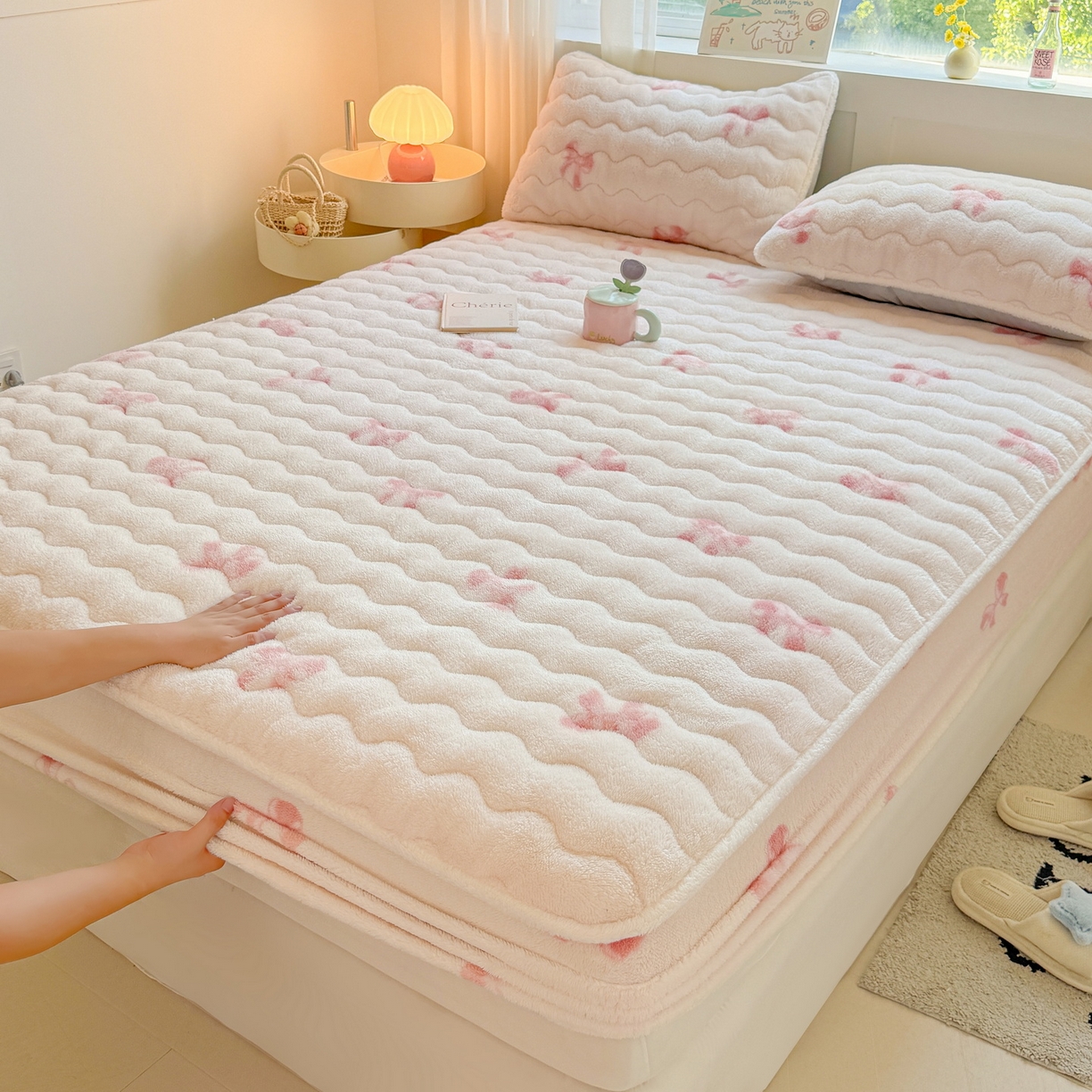 91家纺网 家纺一手货源 找家纺 LIFE.丽芙 2025秋冬新款北极绒加厚夹棉单床笠款床垫子保护套牛奶绒保暖床罩子三件套 蝶梦-粉