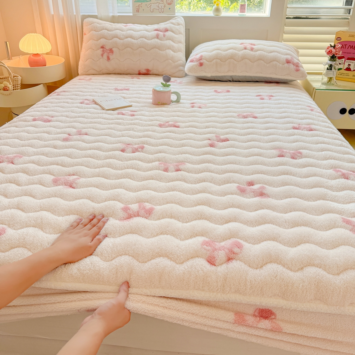 91家纺网 家纺一手货源 找家纺 LIFE.丽芙 2025秋冬新款北极绒加厚夹棉单床笠款床垫子保护套牛奶绒保暖床罩子三件套 蝶梦-粉