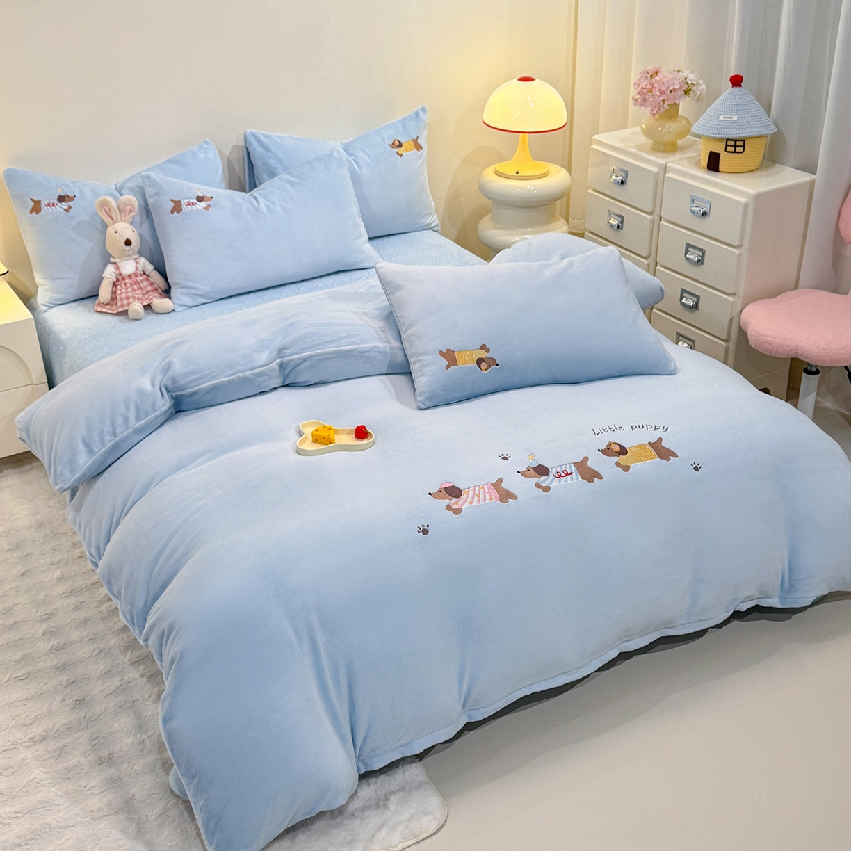 91家纺网 家纺一手货源 找家纺 新方向 2025新款全消光A类刺绣牛奶绒四件套-腊肠狗 腊肠狗-星月蓝