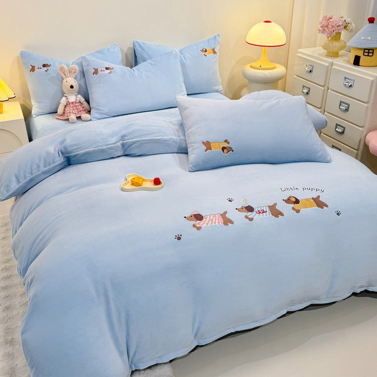 91家纺网 家纺一手货源 找家纺 新方向 2025新款全消光A类刺绣牛奶绒四件套-腊肠狗 腊肠狗-星月蓝