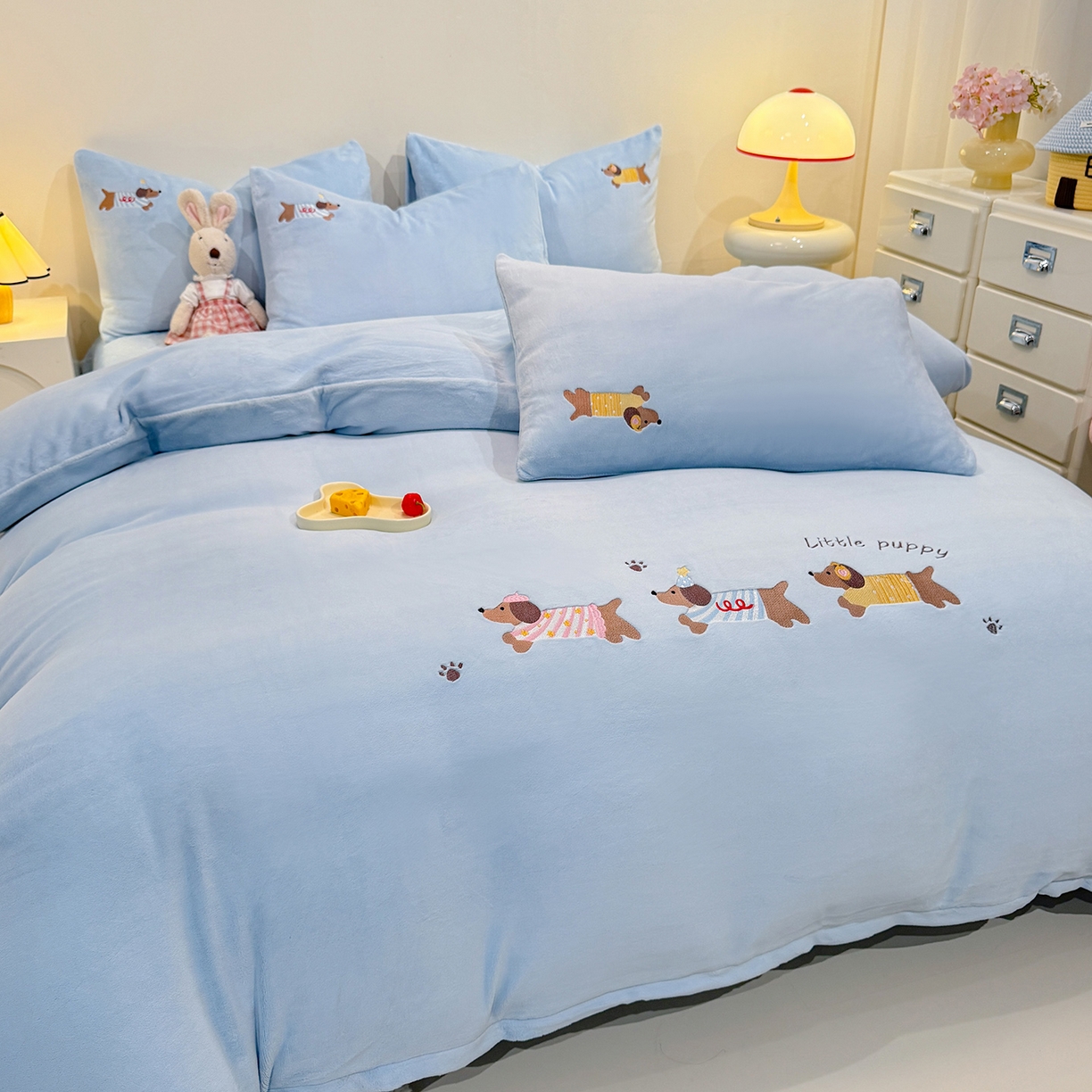 91家纺网 家纺一手货源 找家纺 新方向 2025新款全消光A类刺绣牛奶绒四件套-腊肠狗 腊肠狗-星月蓝