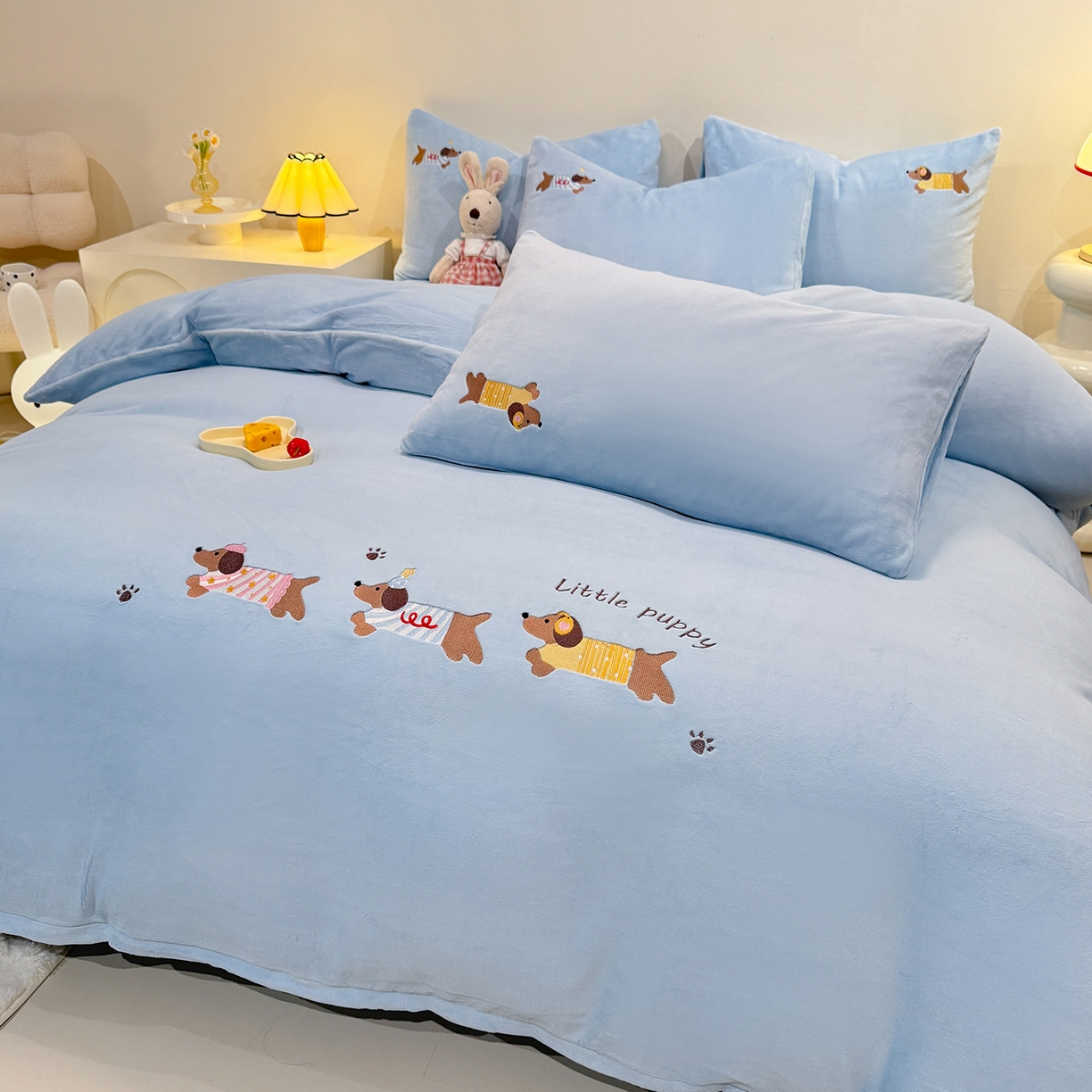 91家纺网 家纺一手货源 找家纺 新方向 2025新款全消光A类刺绣牛奶绒四件套-腊肠狗 腊肠狗-星月蓝