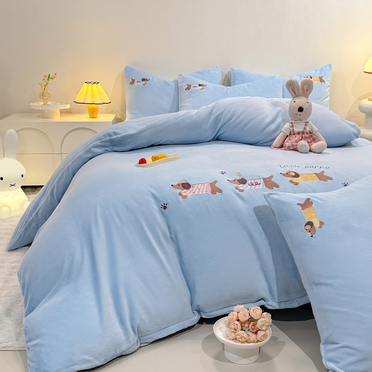 91家纺网 家纺一手货源 找家纺 新方向 2025新款全消光A类刺绣牛奶绒四件套-腊肠狗 腊肠狗-星月蓝