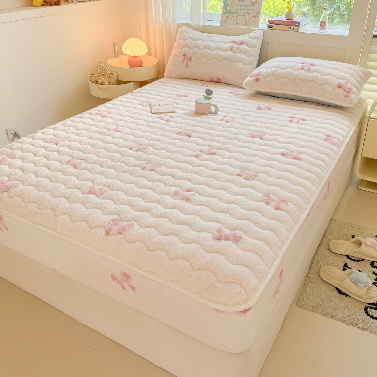 91家纺网 家纺一手货源 找家纺 LIFE.丽芙 2025秋冬新款北极绒加厚夹棉单床笠款床垫子保护套牛奶绒保暖床罩子三件套 蝶梦-粉