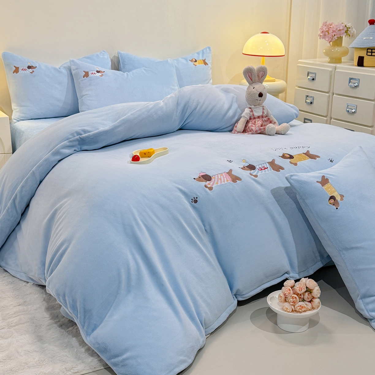 91家纺网 家纺一手货源 找家纺 新方向 2025新款全消光A类刺绣牛奶绒四件套-腊肠狗 腊肠狗-星月蓝